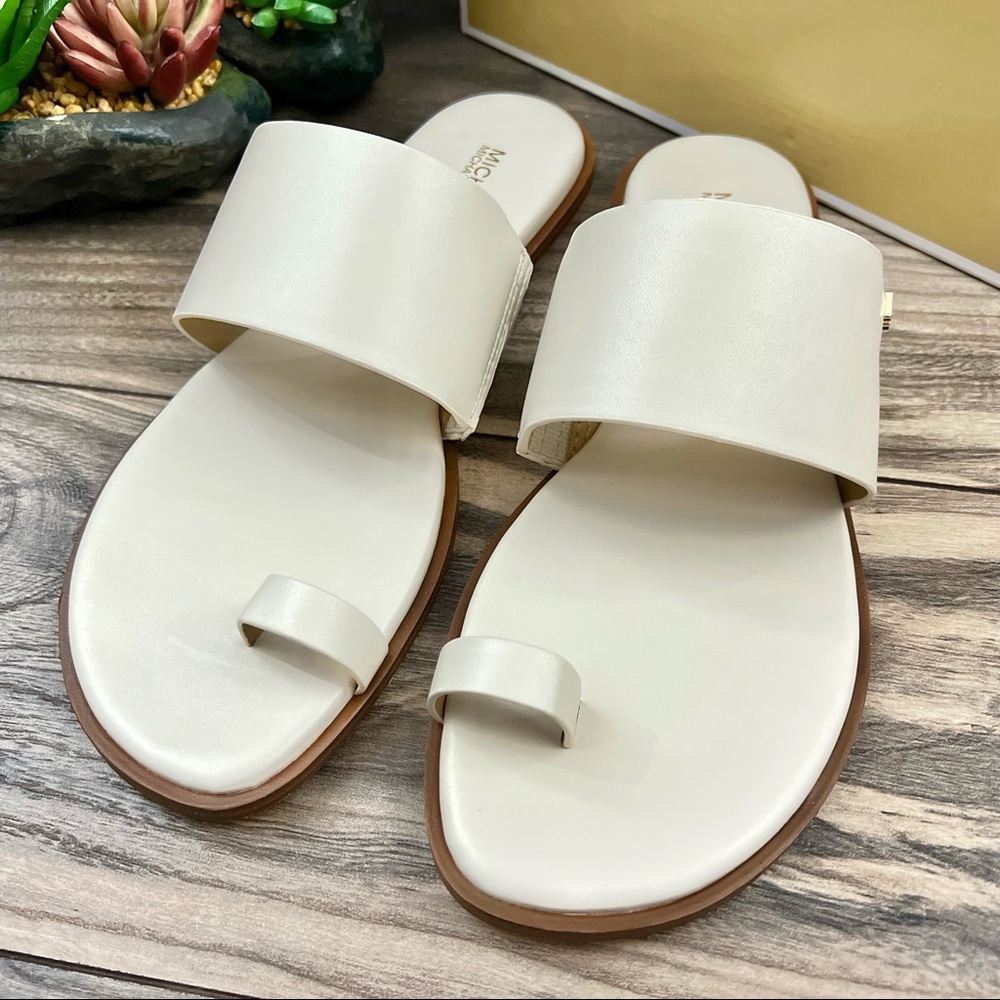 NIB Michael Kors August Flat Sandal Toe Loop Light Cream Faux Leather - Picture 3 of 14
